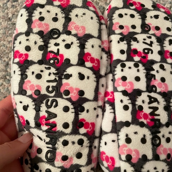 Sanrio Hello Kitty Pink House Slippers Bundle - Picture 9 of 9